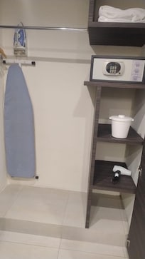 Tabla de planchar, plancha, secadora y caja de seguridad.