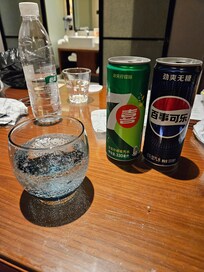 Sempre deixavam duas latas de refrigerante gratuitas na geladeira depois da arrumação.