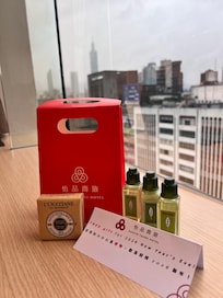 Surprise welcome set from the hotel. This is so heartwarming despite the weather out the window. Love Loccitane products used in the hotel. Thank you so much.