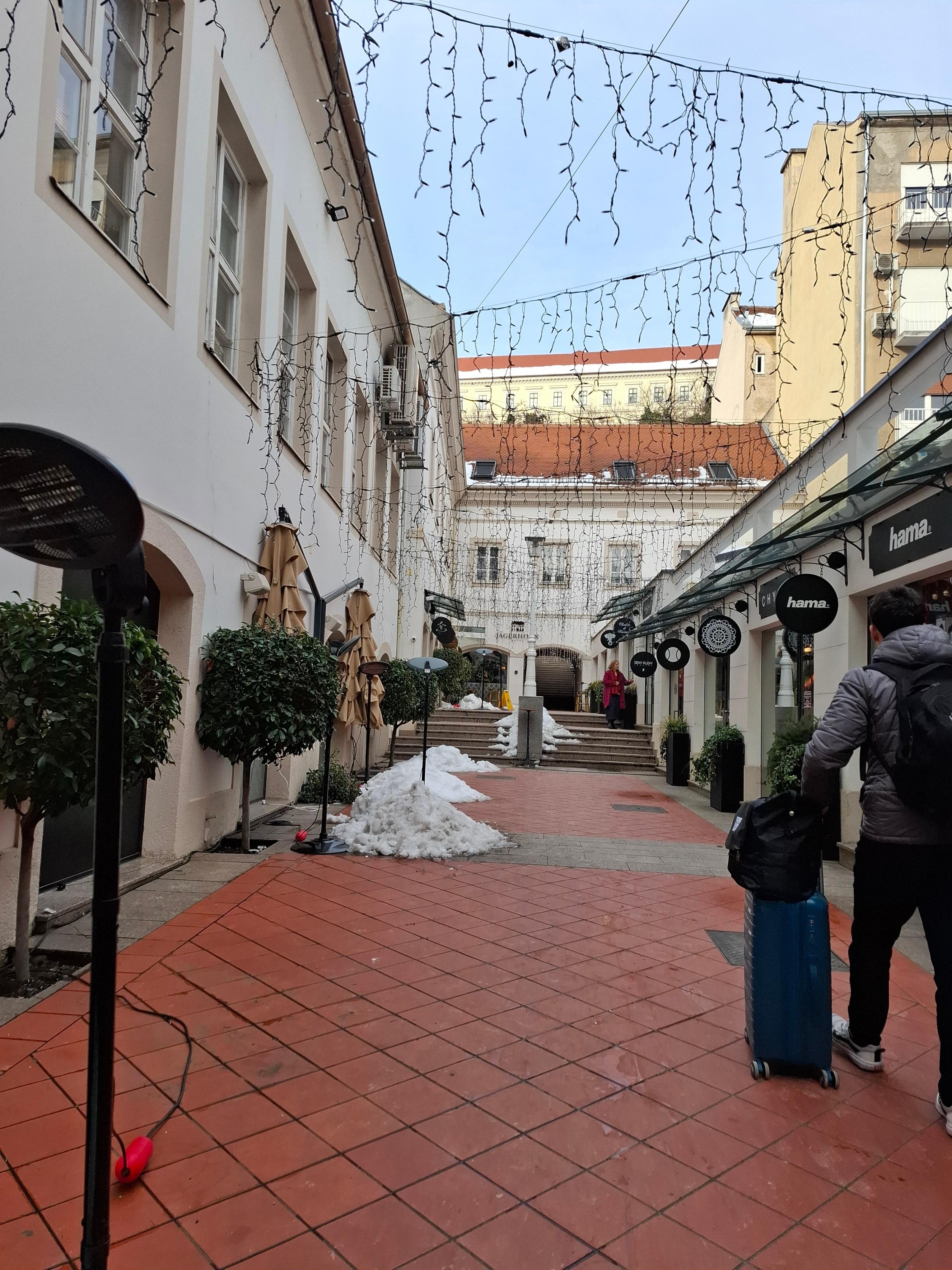 Corredor que leva até a recepção do hotel