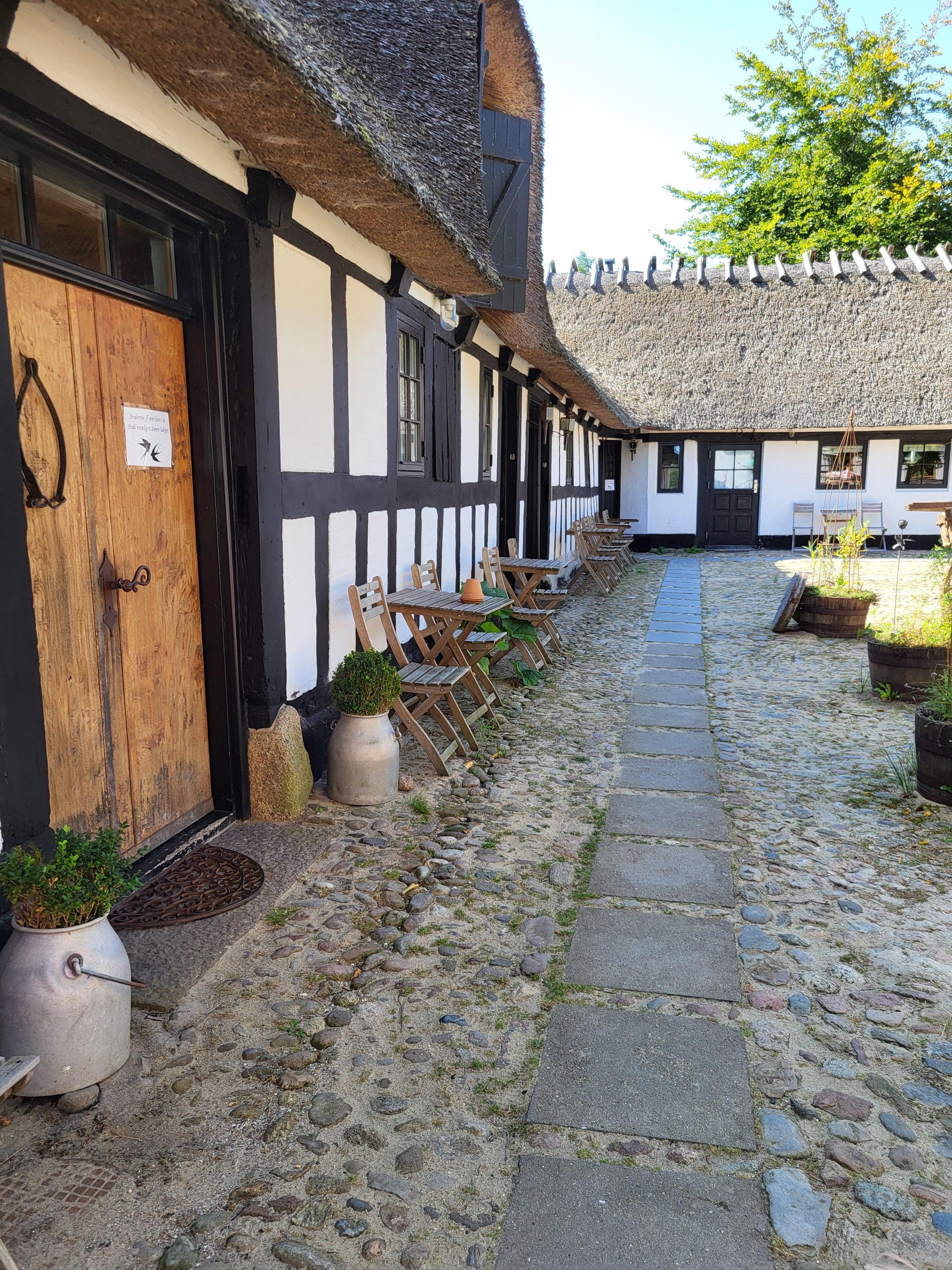 Gårdspladsen med toppede brosten.