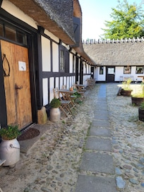 Gårdspladsen med toppede brosten.