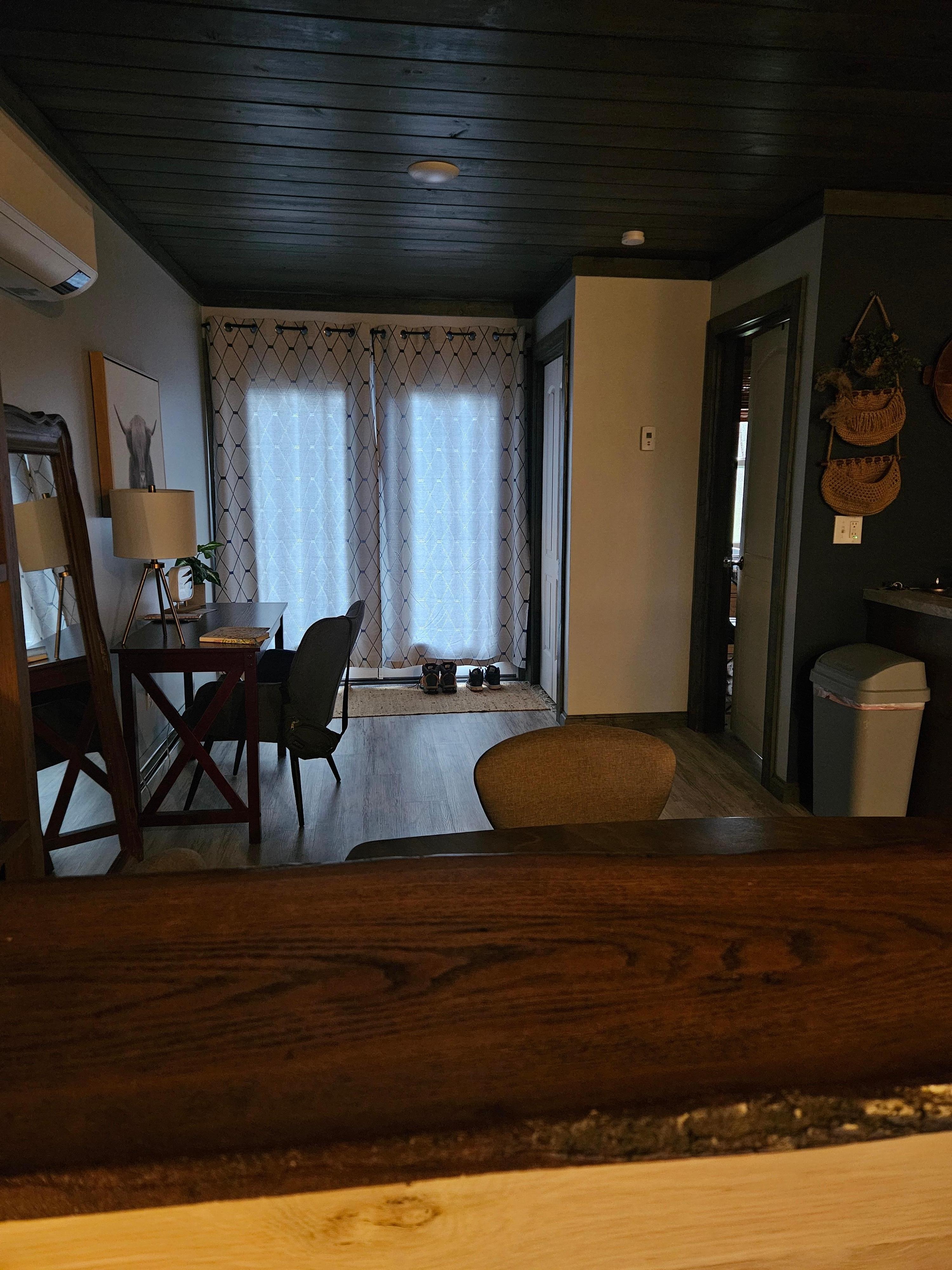 Dining area/desk area