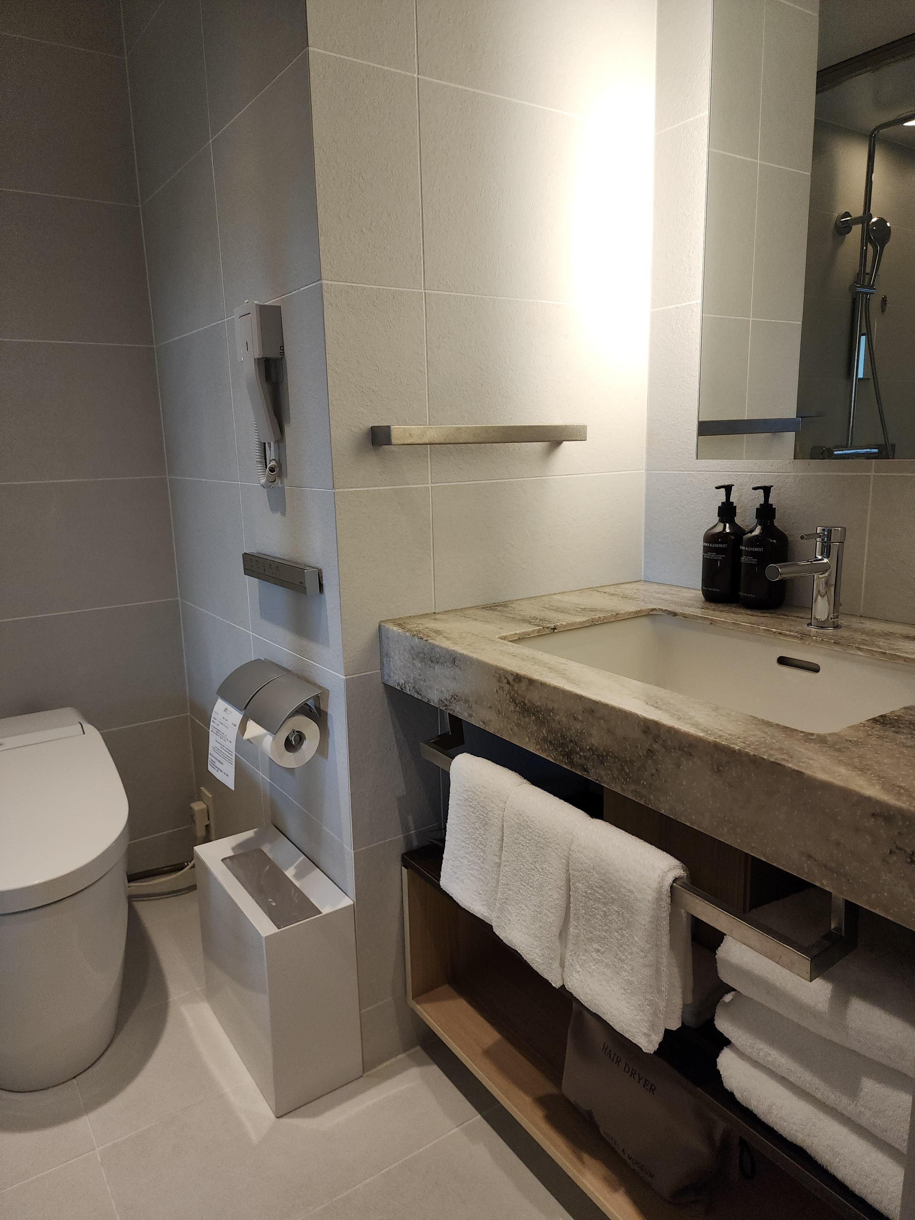 就是沒有位置掛浴巾或換洗的衣物