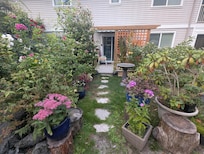 Garden - entrance to the apartment