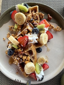 Waffle with fruit and granola