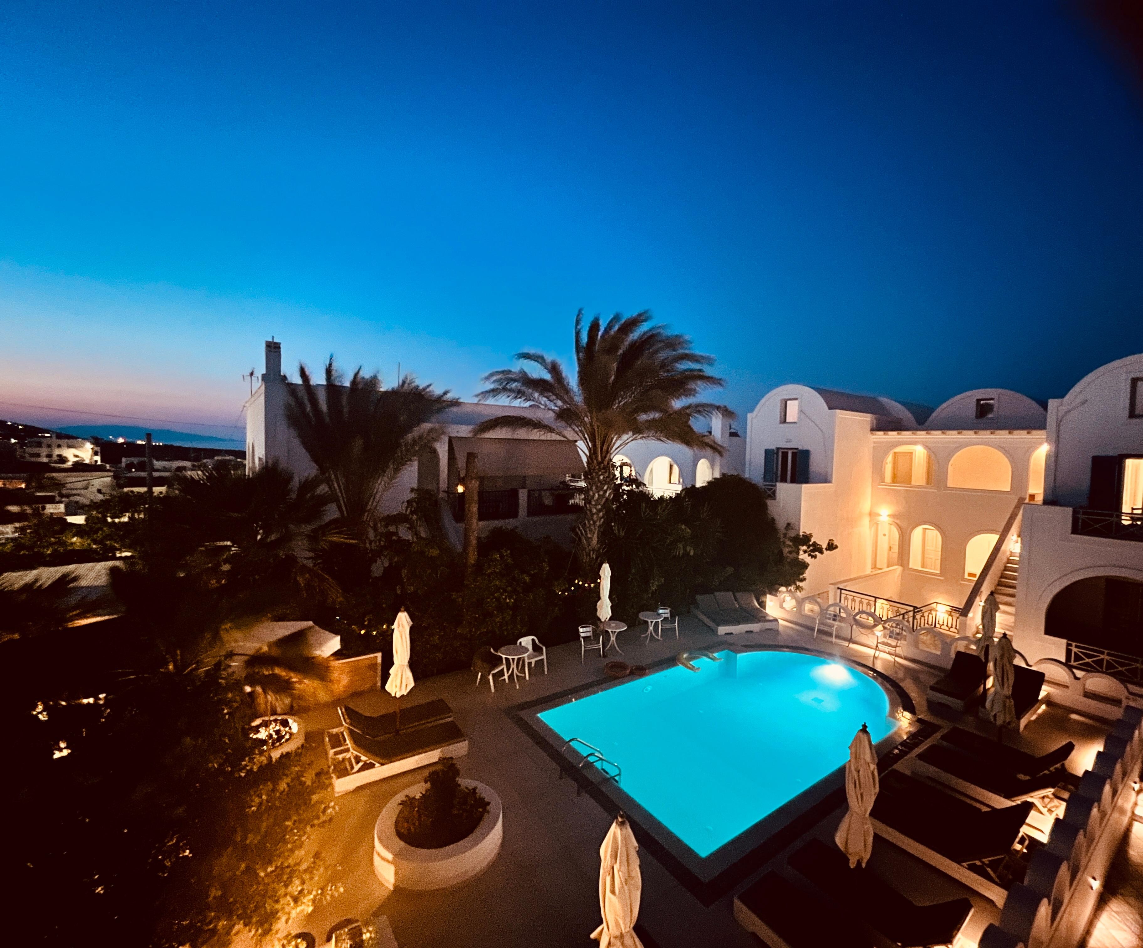 Pool by night 