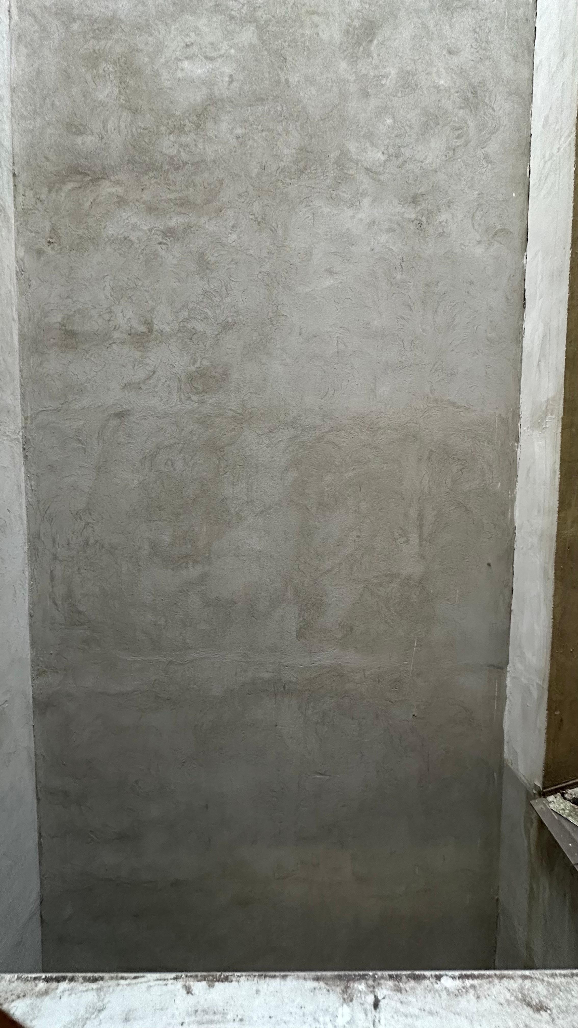 Graue Wand im Anstand von 2-3 Meter. Angeblich der Innenhof :-(