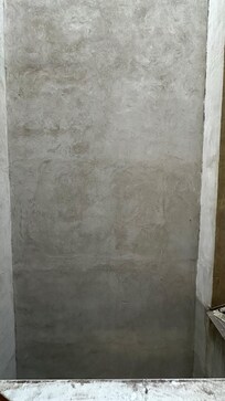 Graue Wand im Anstand von 2-3 Meter. Angeblich der Innenhof :-(