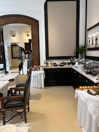 Hall café da manhã com apresentação de harpa