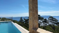 Blick von den Liegen aufs Meer
