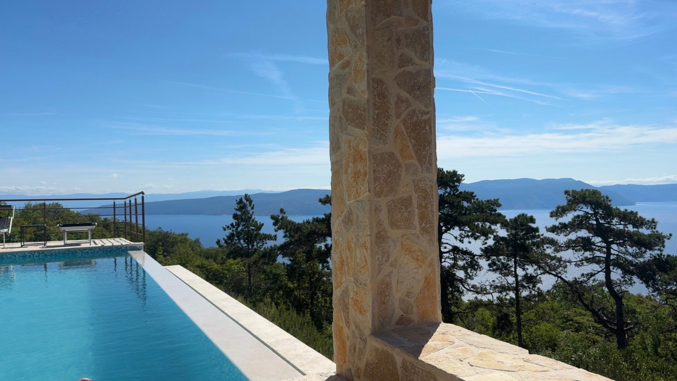 Blick von den Liegen aufs Meer