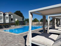 Piscine chauffée et ses transat