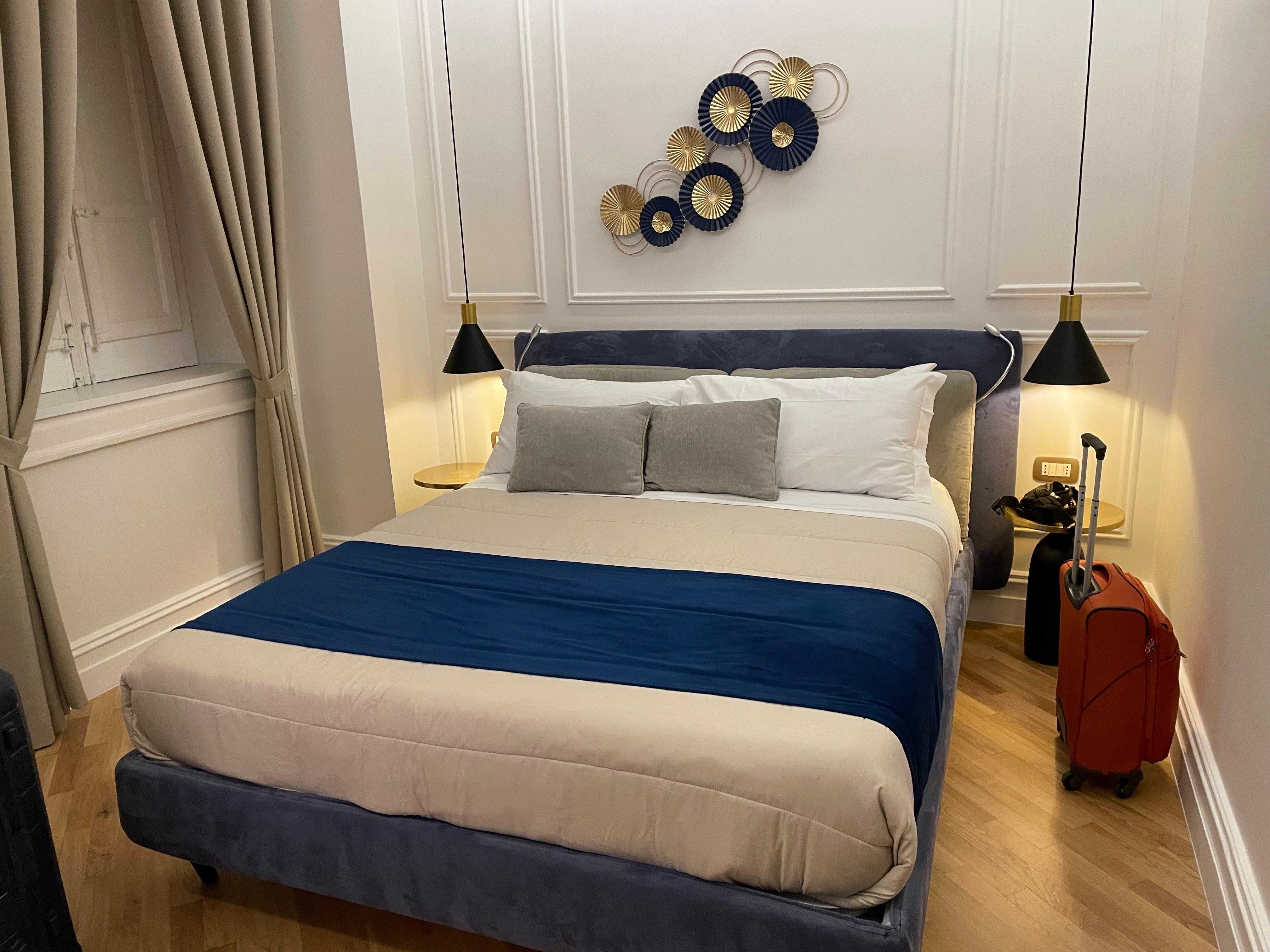 Chambre avec frigo, coffre fort et petite console 