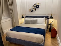 Chambre avec frigo, coffre fort et petite console