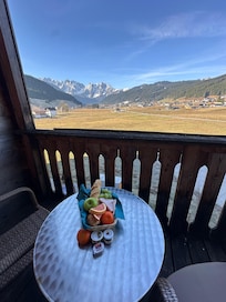 Beautiful views and. The ability to make a lunch basket at breakfast each morning