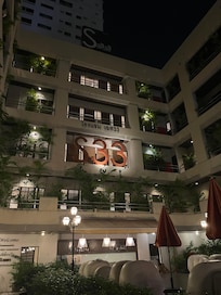 昼間も夜も外観が素敵です!