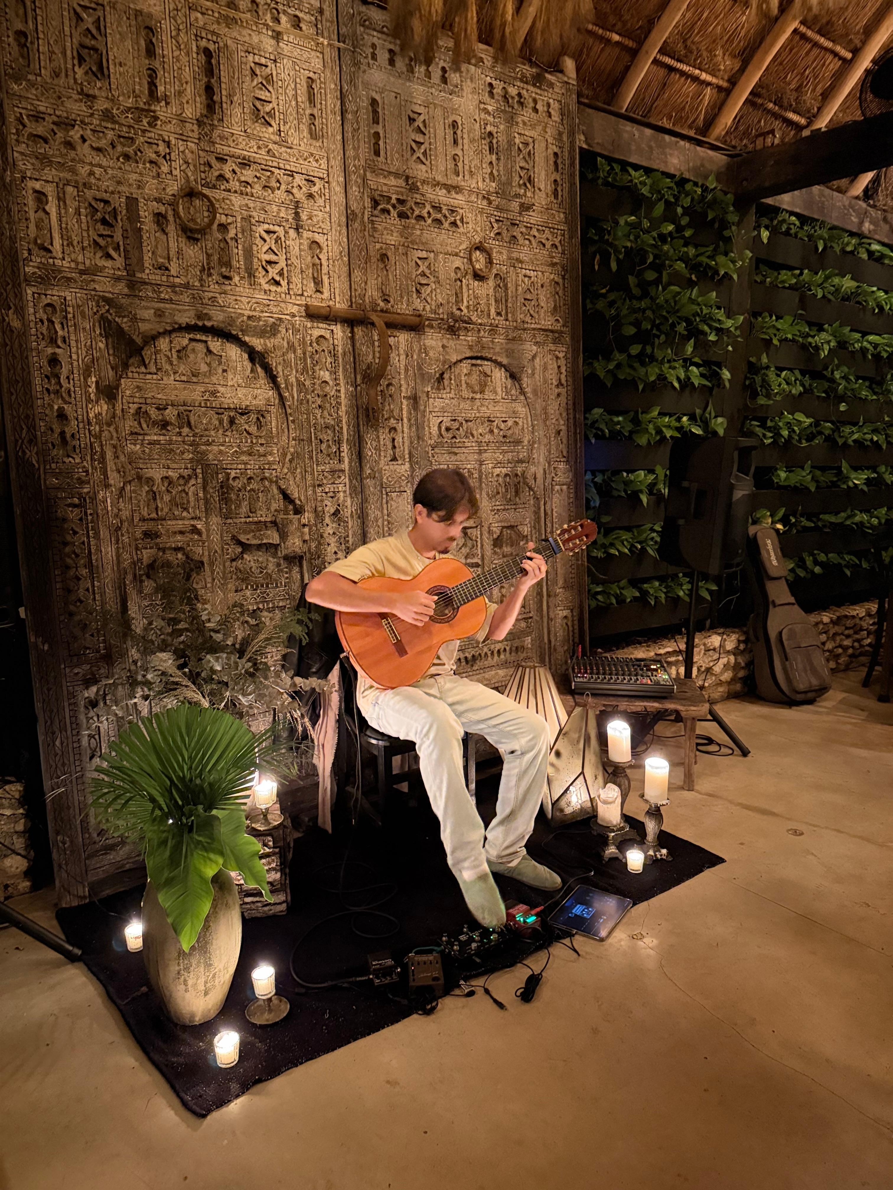 Live music on the restaurant 🤍