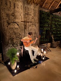 Live music on the restaurant 🤍