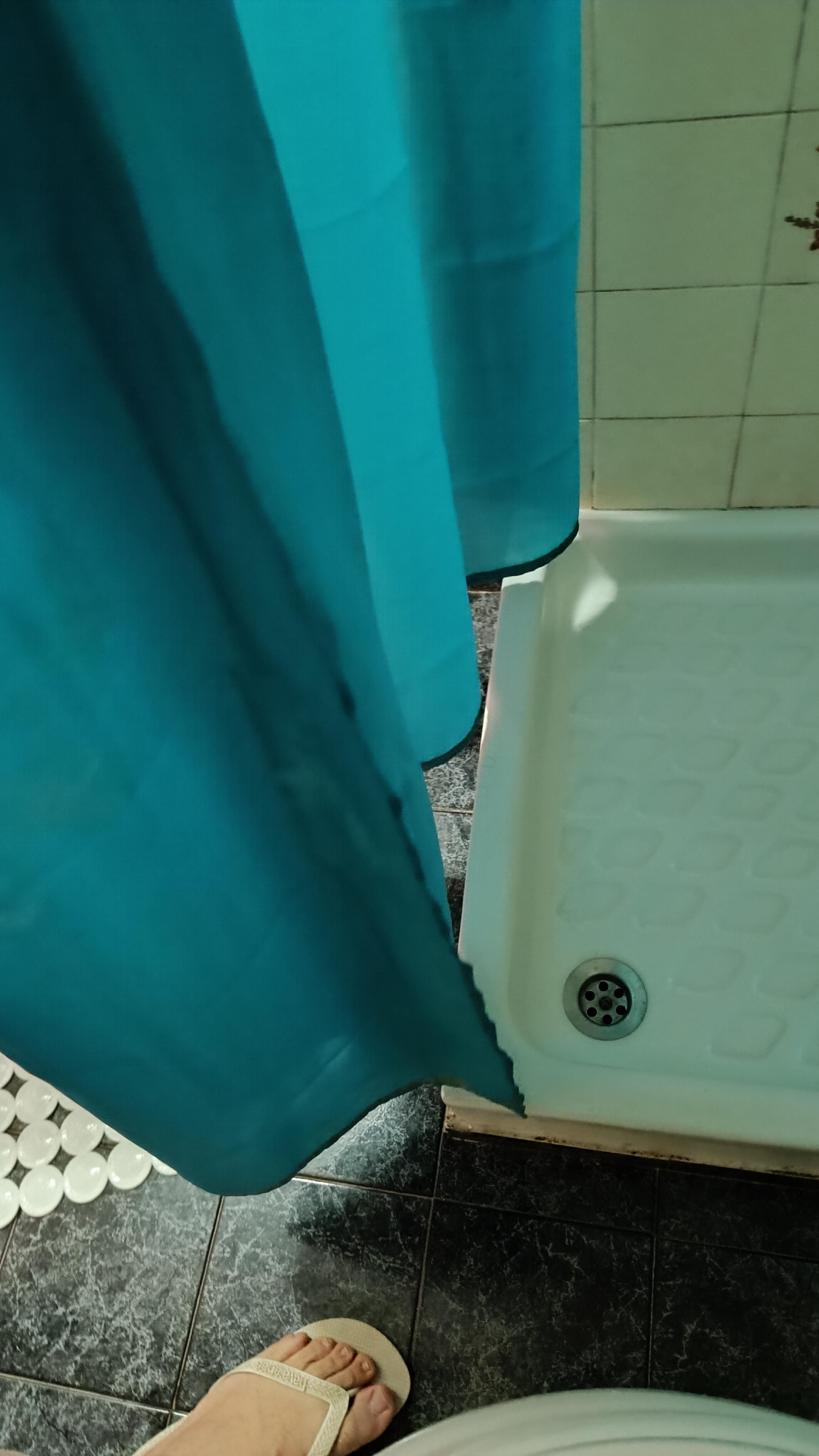La tenda era fuori sagoma e molto più alta del piatto doccia con l'acqua che ci "camminava" per la stanza.