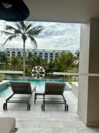 Jr suite swim up non club level