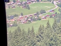 Avec ses grands transats blancs, c’est un jeu d’enfants de repérer le chalet depuis les télécabines.