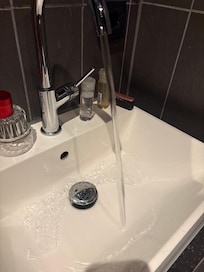 The sink splashes water easily
