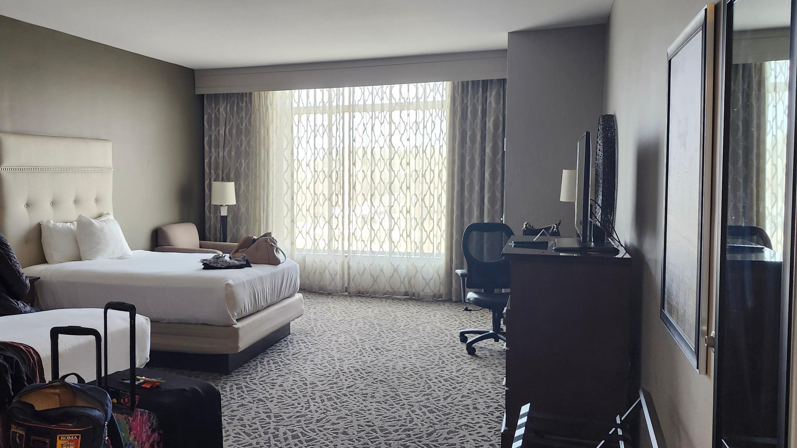 Double queen room , great light