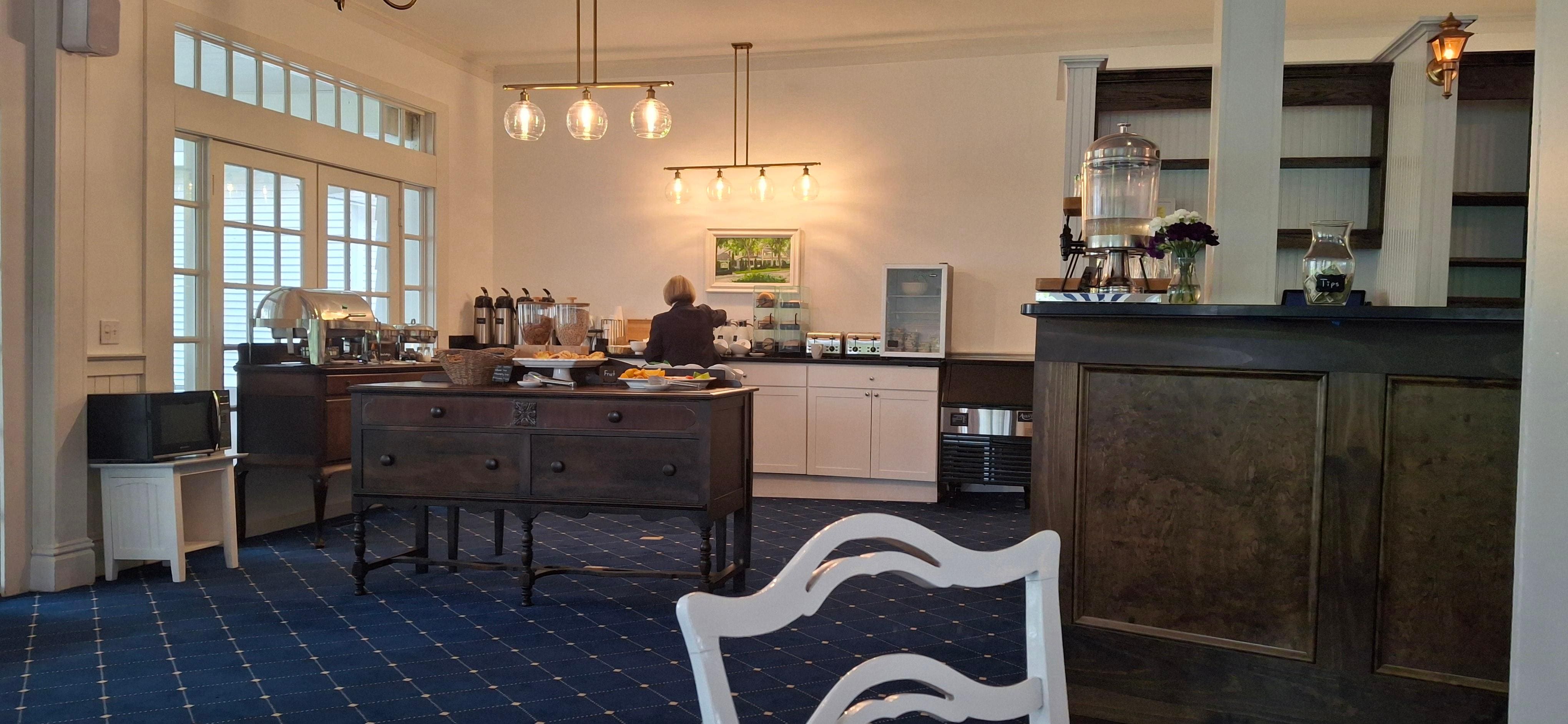 Breakfast/dining room 