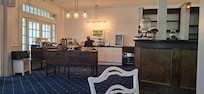 Breakfast/dining room