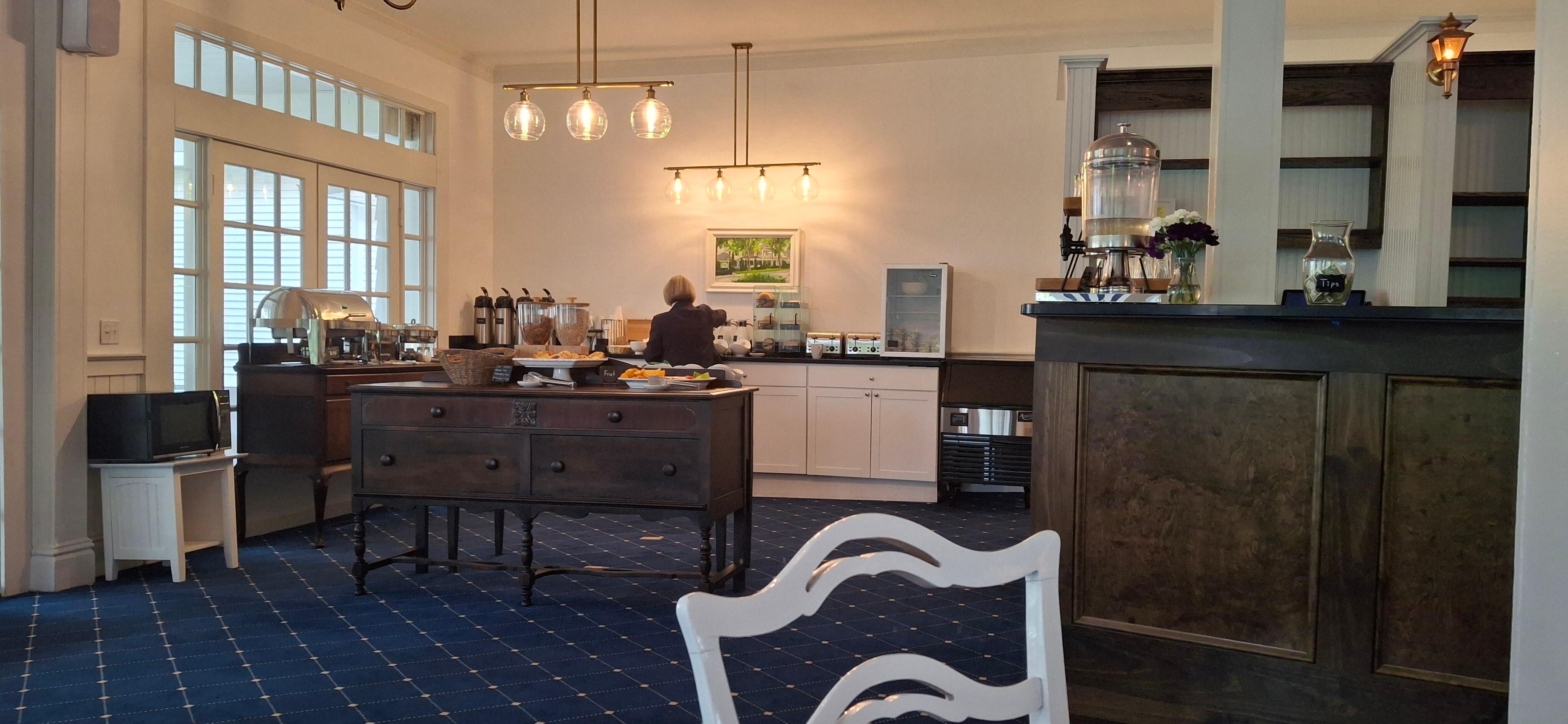 Breakfast/dining room 