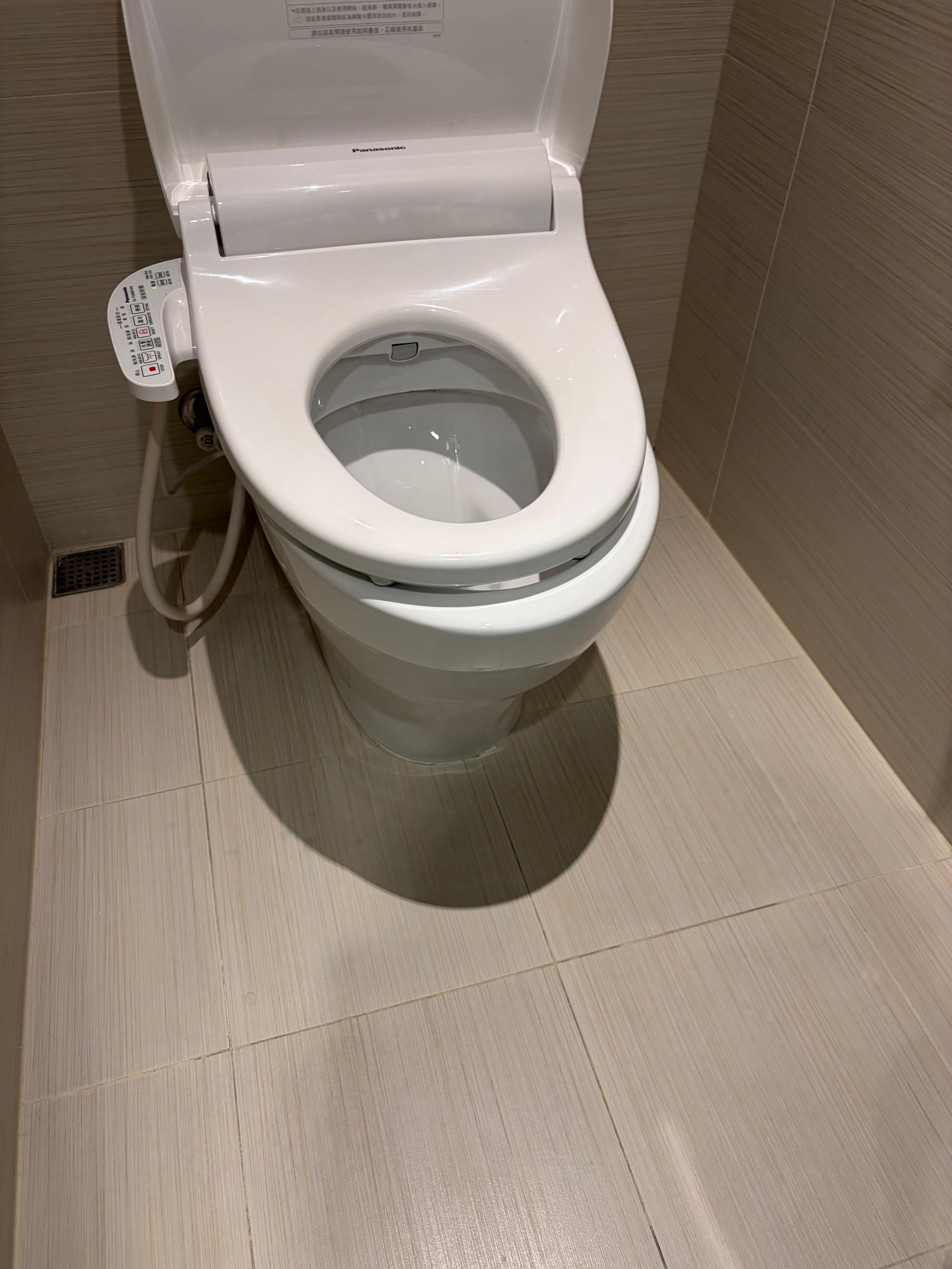 The toilet seat was one size too small for the toilet bowl and not centered.