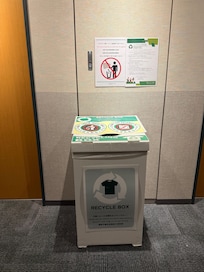 Se nota la importancia q le dan al medio ambiente, ah el agua del grifo del hotel es para consumo, así q ahorrarás en botellas de agua…