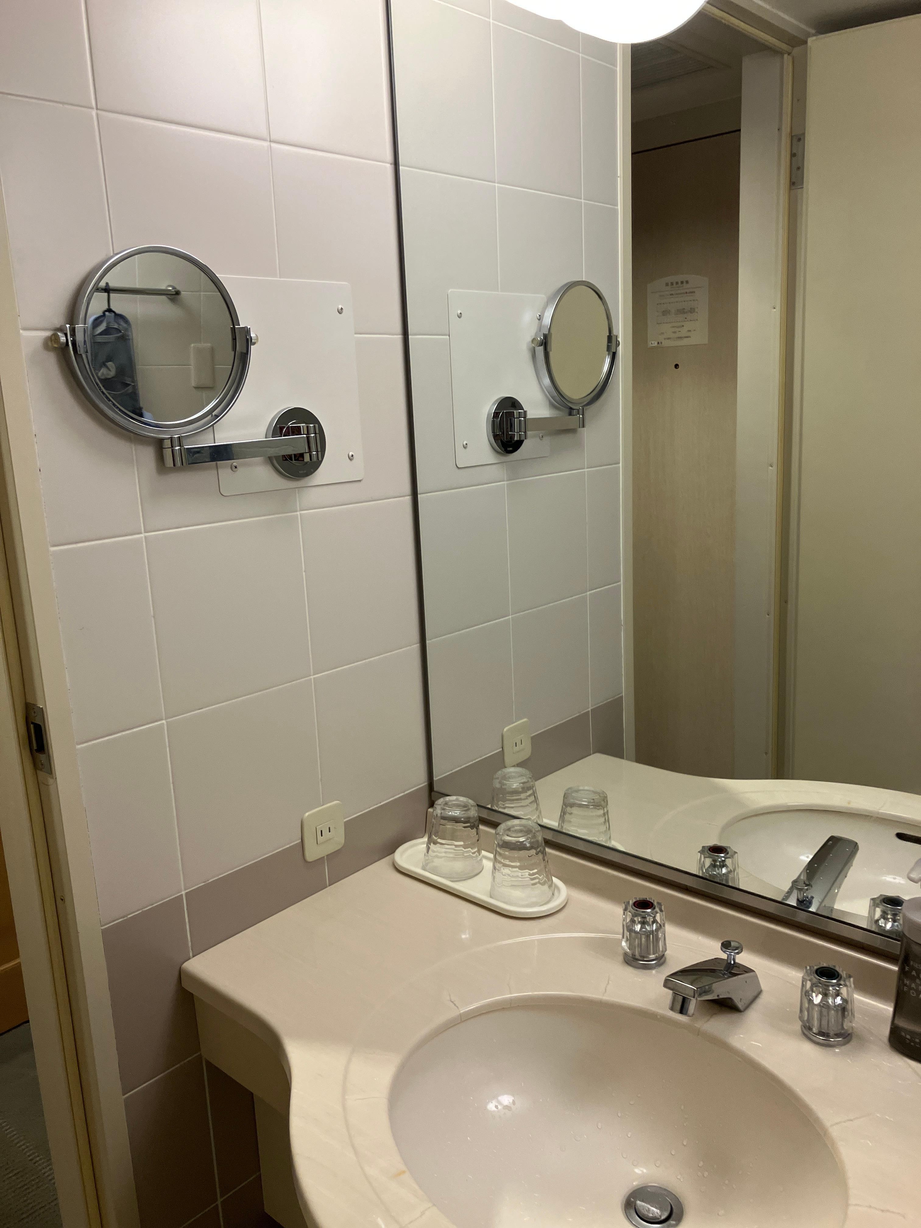 これは角度調整できる丸い鏡。後ろの髪の毛を確認できる配慮が良い。