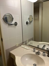 これは角度調整できる丸い鏡。後ろの髪の毛を確認できる配慮が良い。