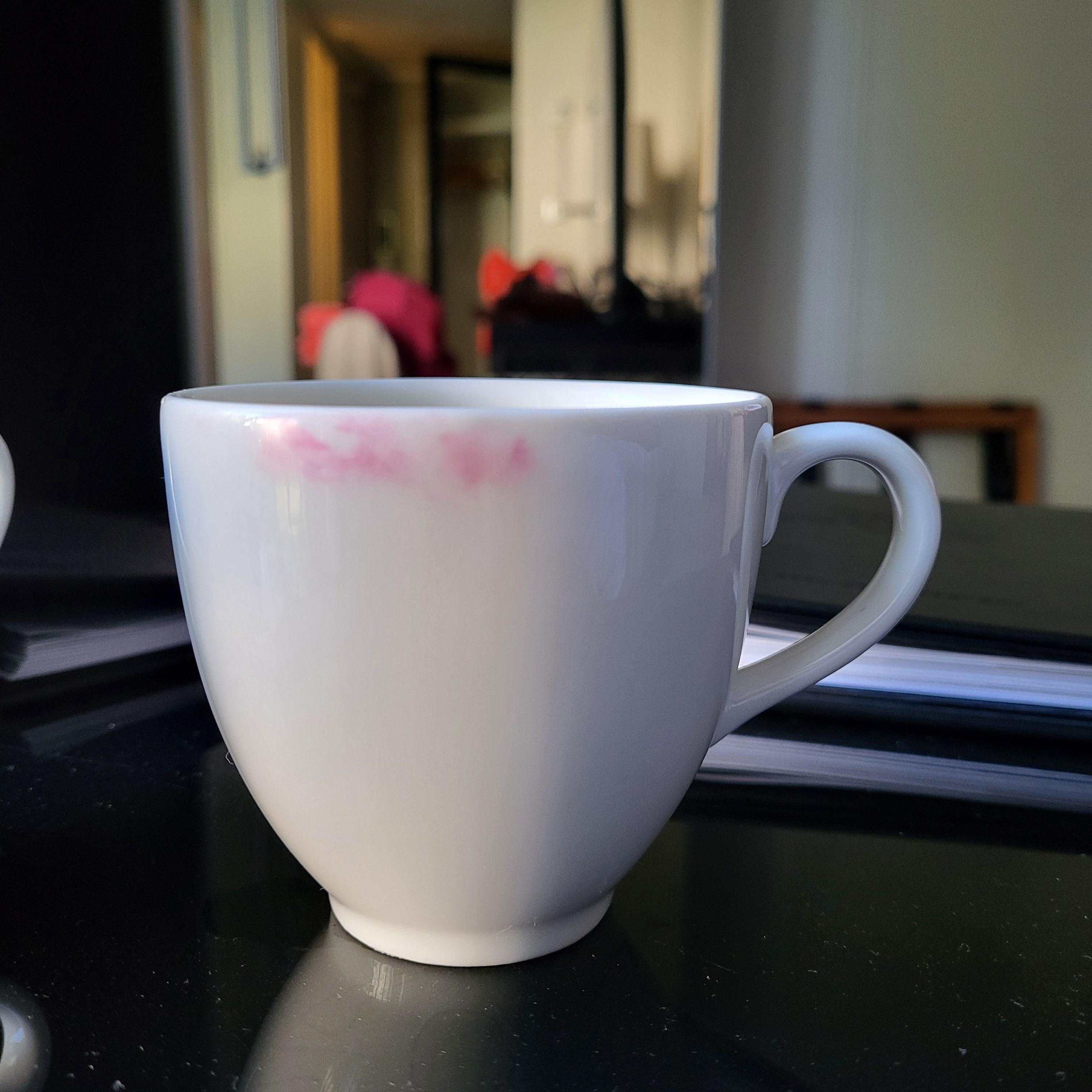 Tasse rangée pas laver avec rouge à levres