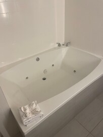 Jetted whirlpool tub