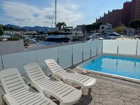 Ringsum höhere Bebauung.