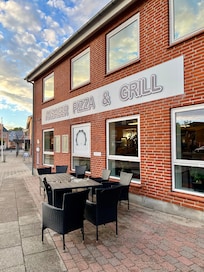 En fantastisk grill bar med MEGET store portioner. Ligger i Ansager lige over for kirken.