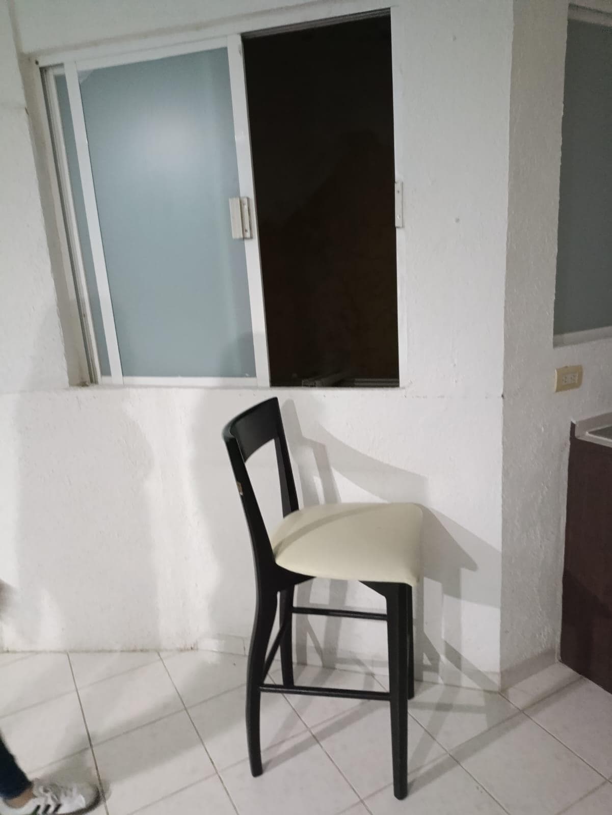 Facilidad que un niño en un descuido se suba y se mate por la ventana 