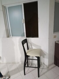 Facilidad que un niño en un descuido se suba y se mate por la ventana