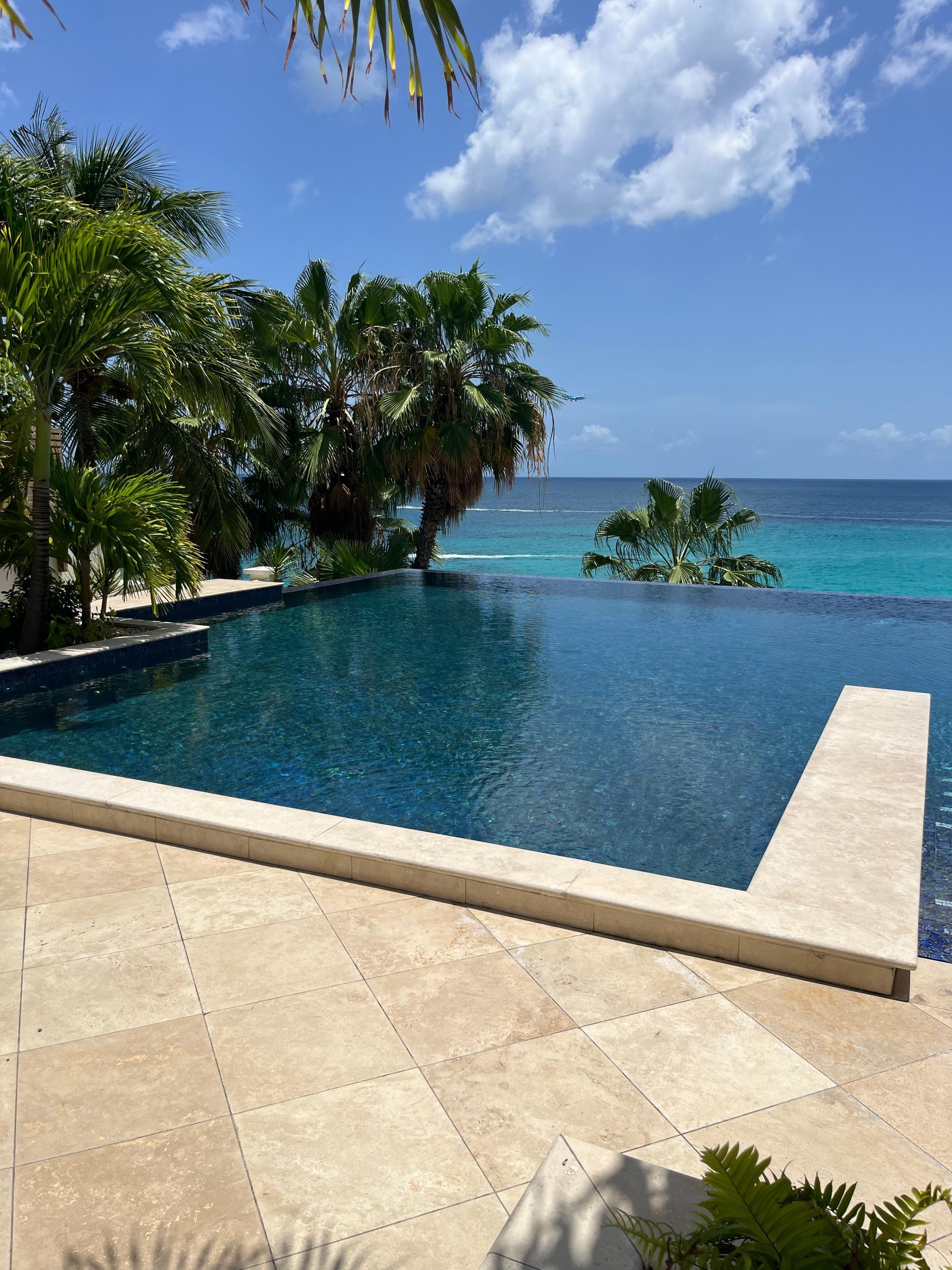 Infinity pool looking out to the ocean 