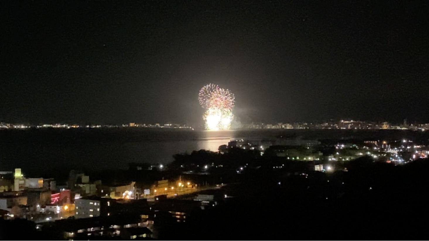 夕食後、部屋に戻って窓の外を見ると対岸で花火が上がっていました。