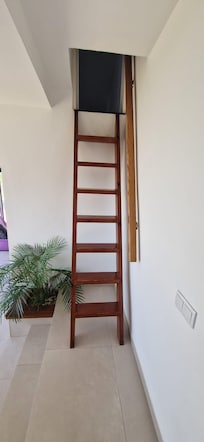 Escalera de acceso a la habitaciĂłn de la buhardilla