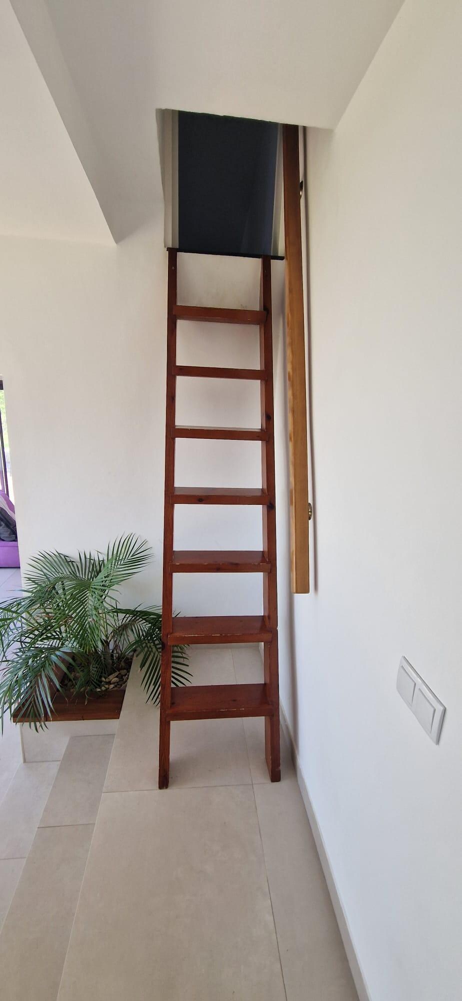 Escalera de acceso a la habitación de la buhardilla