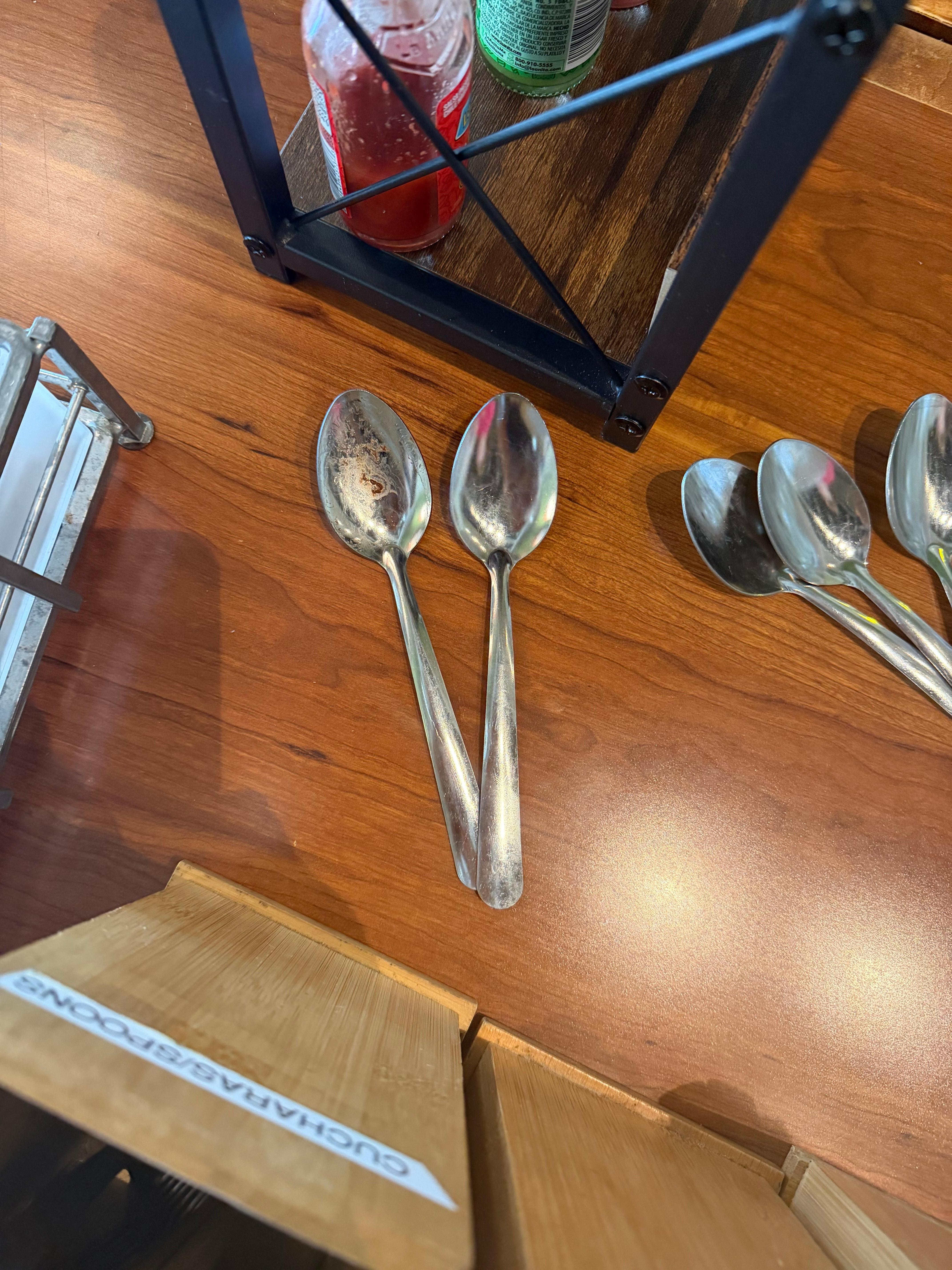 Así lavan los trastes! Las cucharas así las encontré en el área “limpia” para desayunar. 