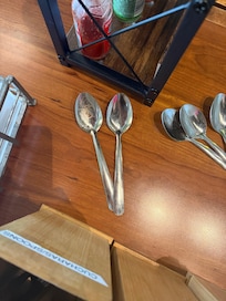 Así lavan los trastes! Las cucharas así las encontré en el área “limpia” para desayunar.