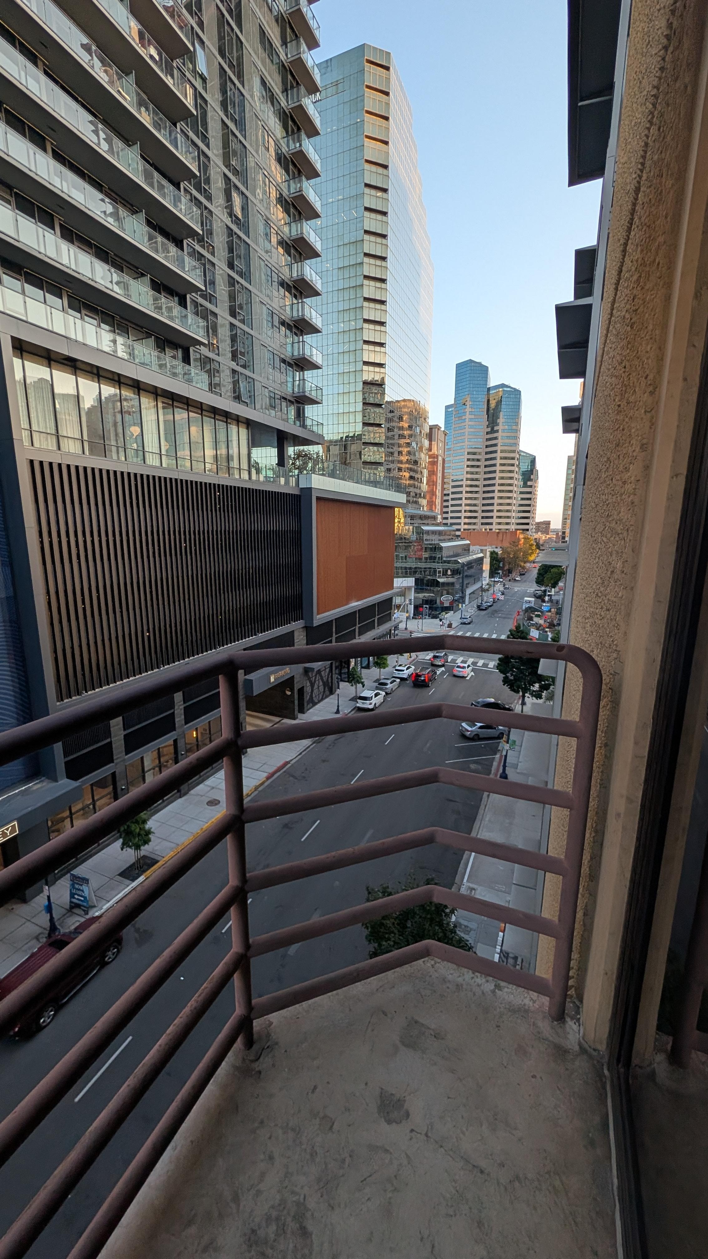 Pienellä parvekkeella tupakointi kielletty.