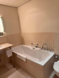 Badezimmer mit Dusche und Badewanne