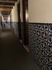 Tous les couloirs sont carrelés